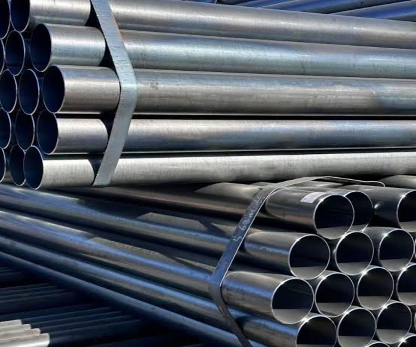 What are the advantages, disadvantages, and applications of ASTM A1085 and ASTM A500 structural steel pipes?