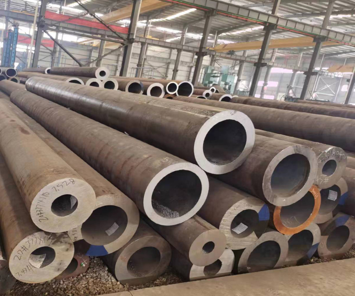 Differences between thick-walled seamless pipes and thick-walled welded pipes: manufacturing process, strength, and applicable scenarios.
