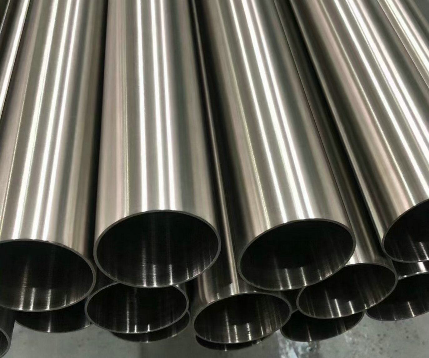 What are the advantages of thin-walled seamless tubes in industrial projects?
